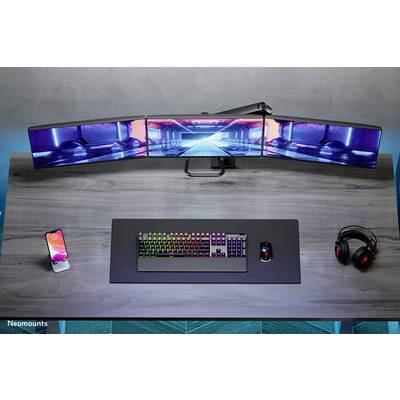 Ein Schreibtisch mit einer dreifachen Bildschirm-Setup, beleuchteter Tastatur, Maus, Smartphone und Kopfhörer; ideal für Gaming.