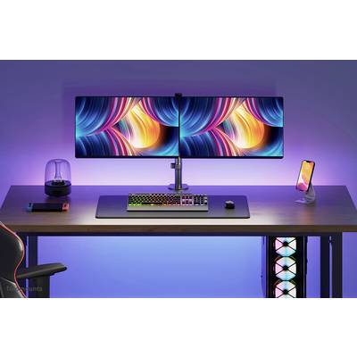 Ein Schreibtisch mit zwei großen Monitoren, einer farbenfrohen Tastatur, einer Maus und einem Smartphone auf einem Ständer. Im Hintergrund bunte LED-Beleuchtung.