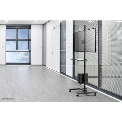 Ein moderner Besprechungsraum mit einem großen Fenster links. Rechts ein rollbarer Bildschirmständer mit geneigtem Bildschirm und Ablagefläche.
