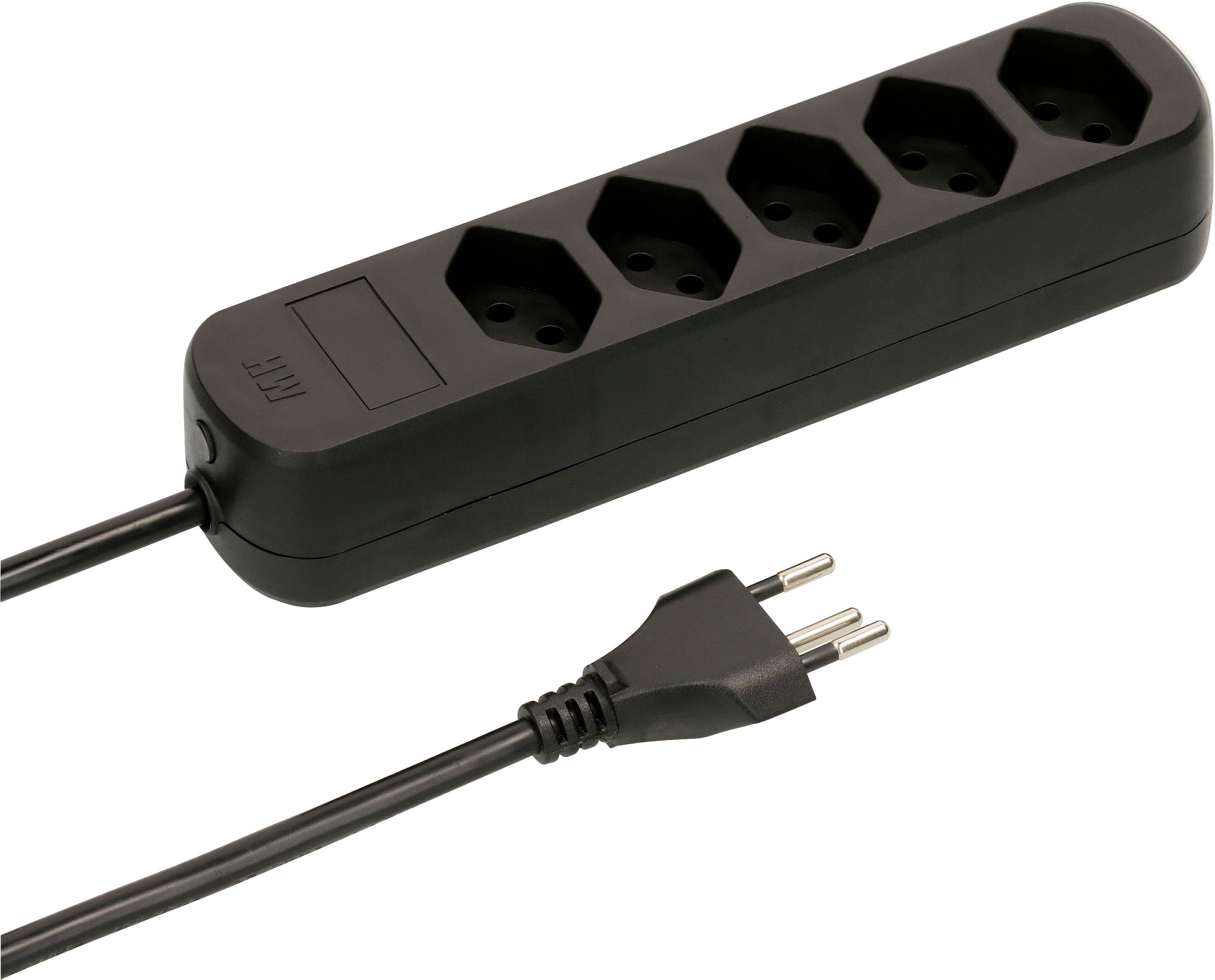 Eine schwarze Steckdosenleiste mit fünf Steckplätzen und einem Netzkabel mit zwei Polen, auf weißem Hintergrund fotografiert.