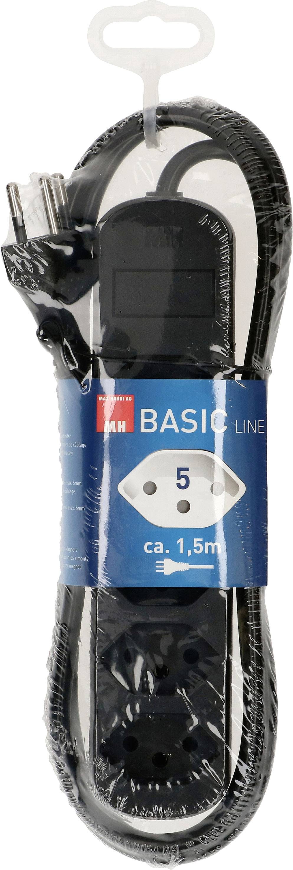 Schwarze Mehrfachsteckdose mit fünf Steckplätzen und einer Kabellänge von ca. 1,5 m, in Plastikverpackung der Marke Basic Line.