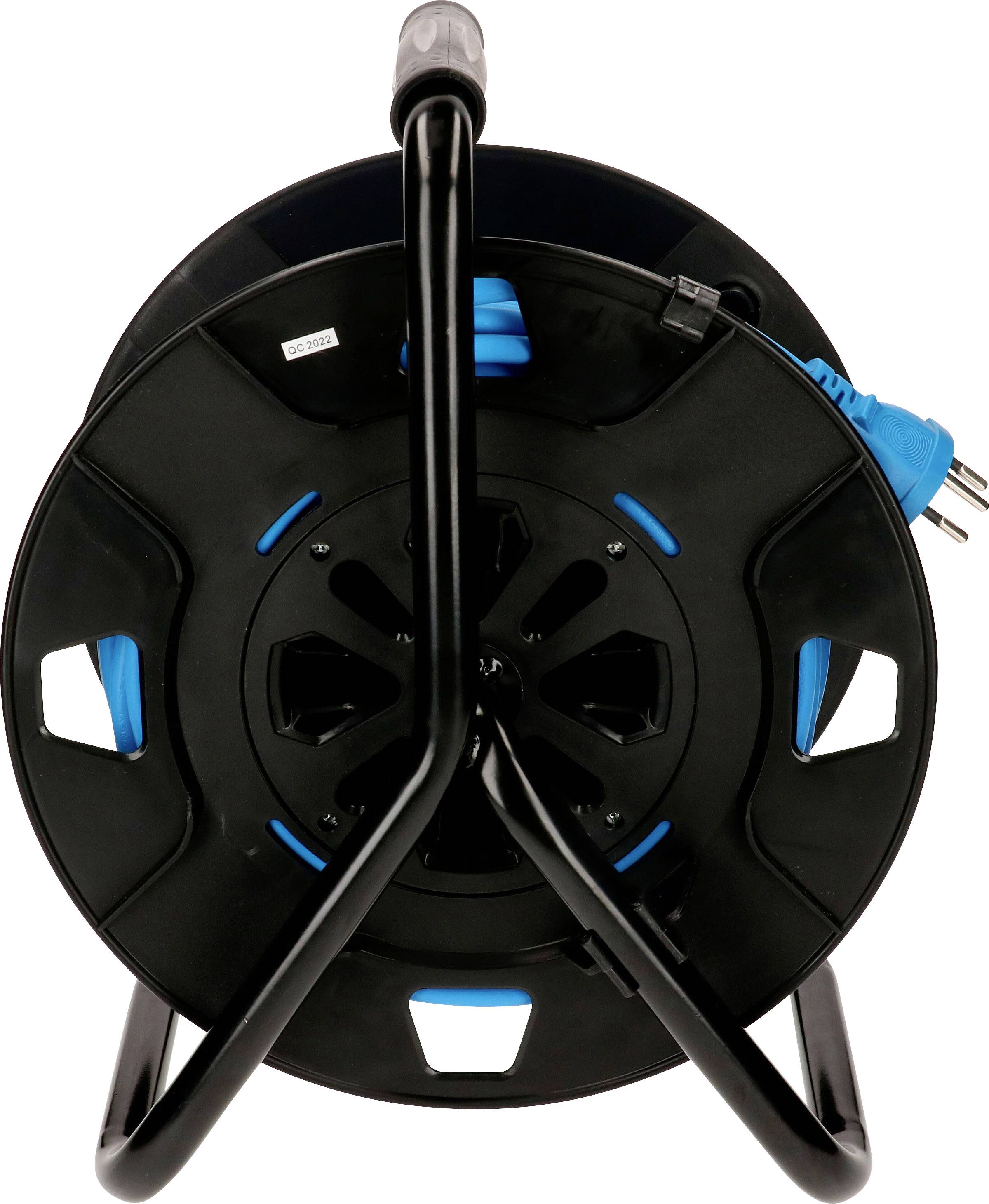 Schwarze Kabeltrommel mit blauem Kabel und Stecker, aufrecht stehend.