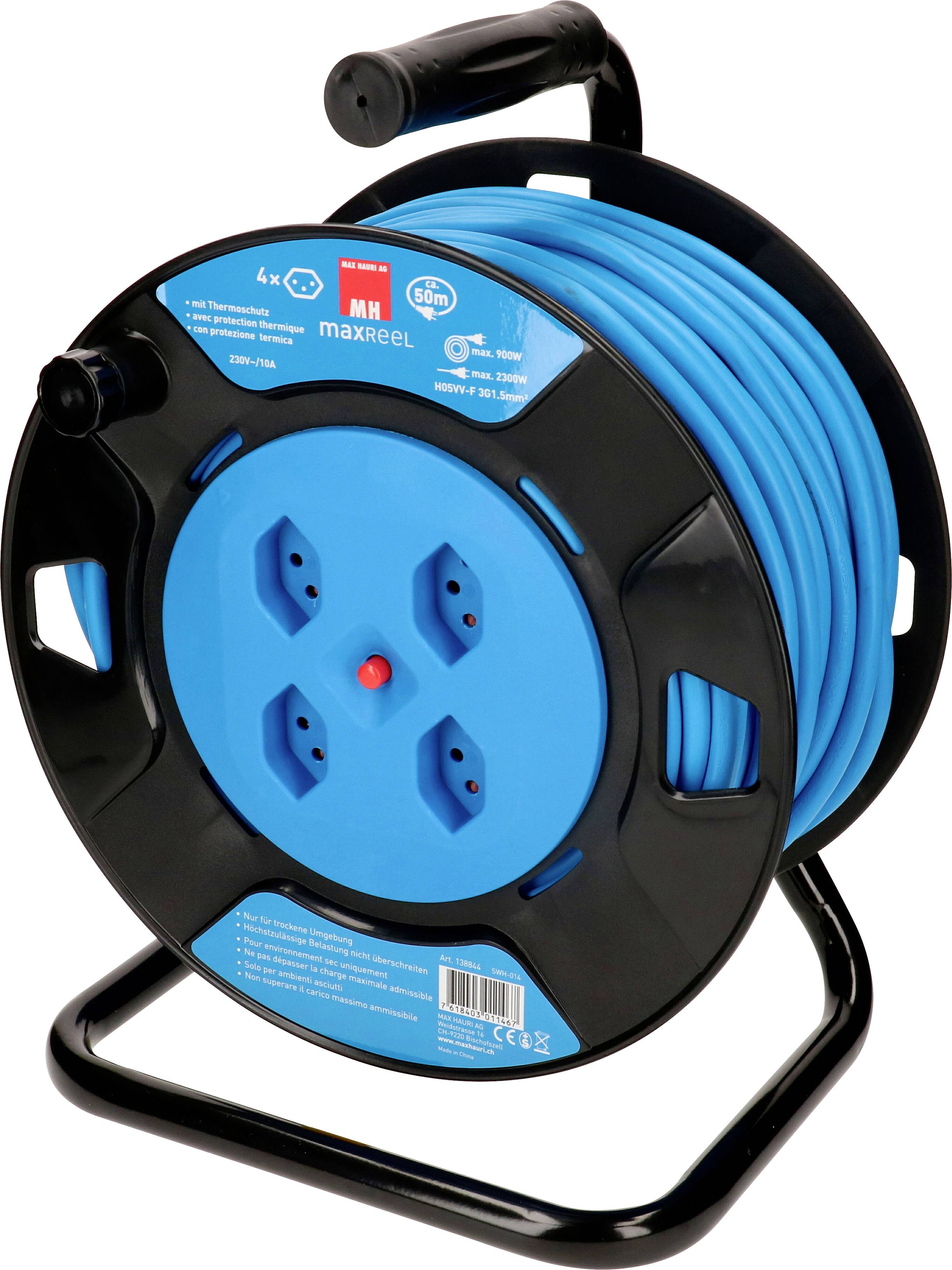 Schwarze Kabeltrommel mit blauem Kabel und vier blauen Steckdosen, auf einem schwarzen Standfuß, mit Tragegriff oben.