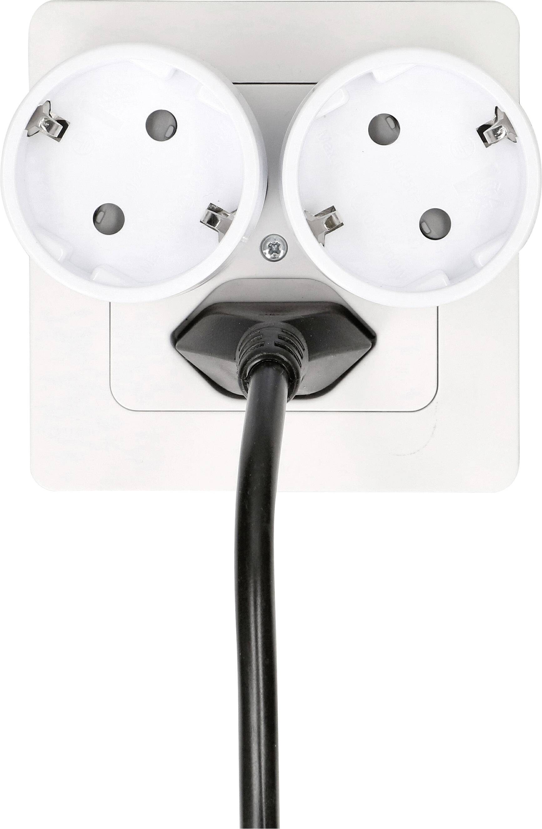 Euro-Steckdose mit Doppelanschluss. Ein Stecker ist in den unteren Anschluss eingesteckt.