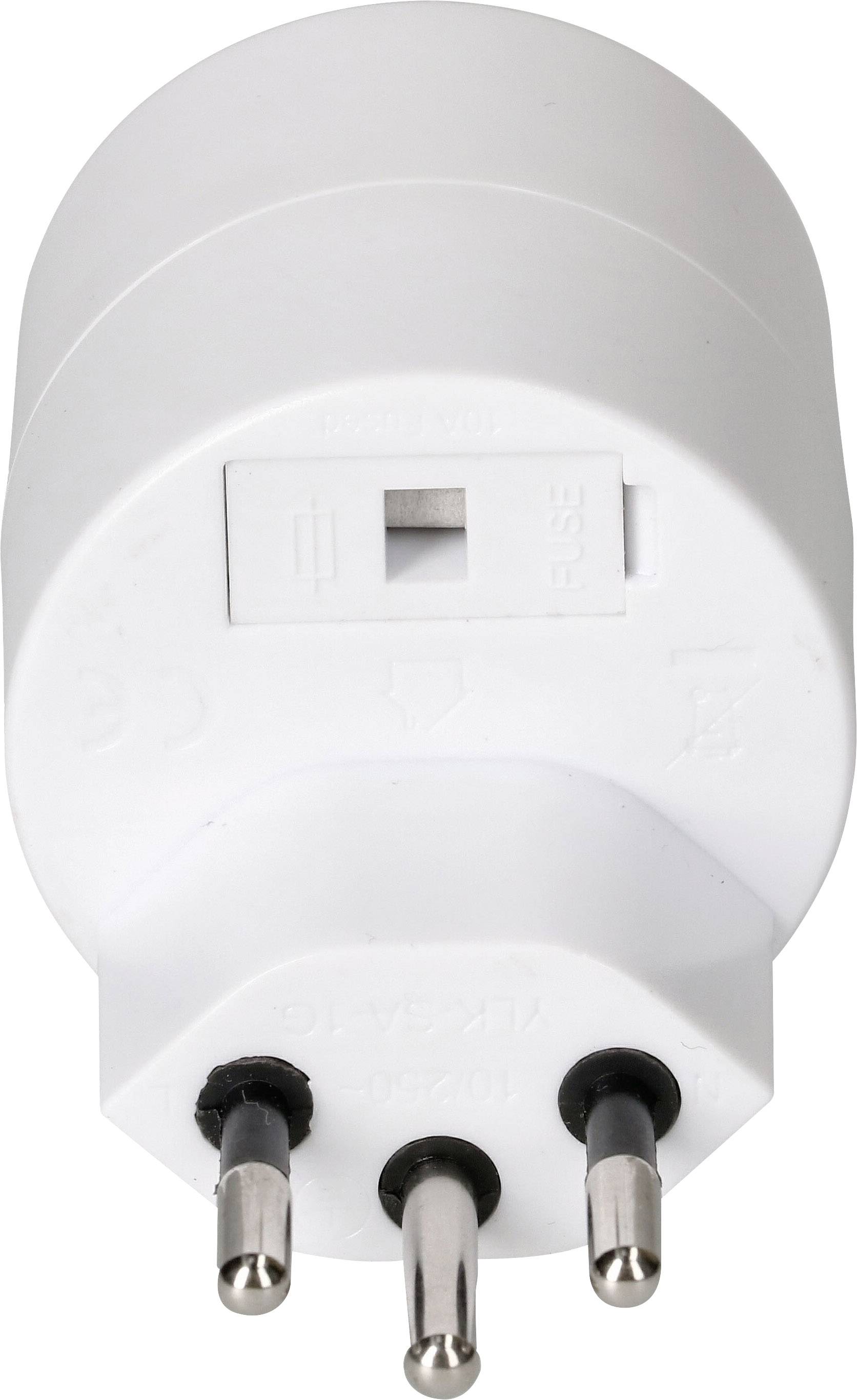 Ein weißer Steckeradapter mit drei Metallstiften für den Anschluss an eine Steckdose, sichtbar von der Vorderseite.
