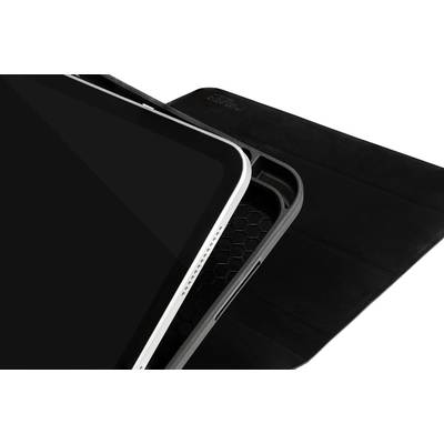 Ein Tablet in einer schwarzen Schutzhülle, halb geöffnet, zeigt die Kante des Geräts und die Struktur der Hülle.