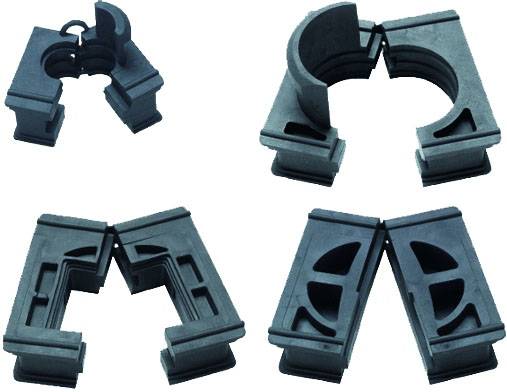 Vier schwarze Kunststoffklemmen in verschiedenen Formen und geöffnetem Zustand, geeignet zum Halten und Befestigen von Rohren.