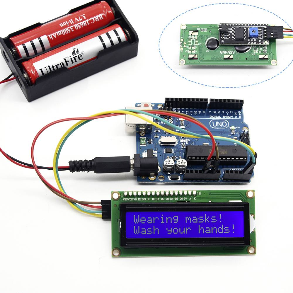 Arduino-Set mit LCD-Bildschirm zeigt die Nachricht 'Wearing masks! Wash your hands!', verbunden mit Sensoren und Batterien.