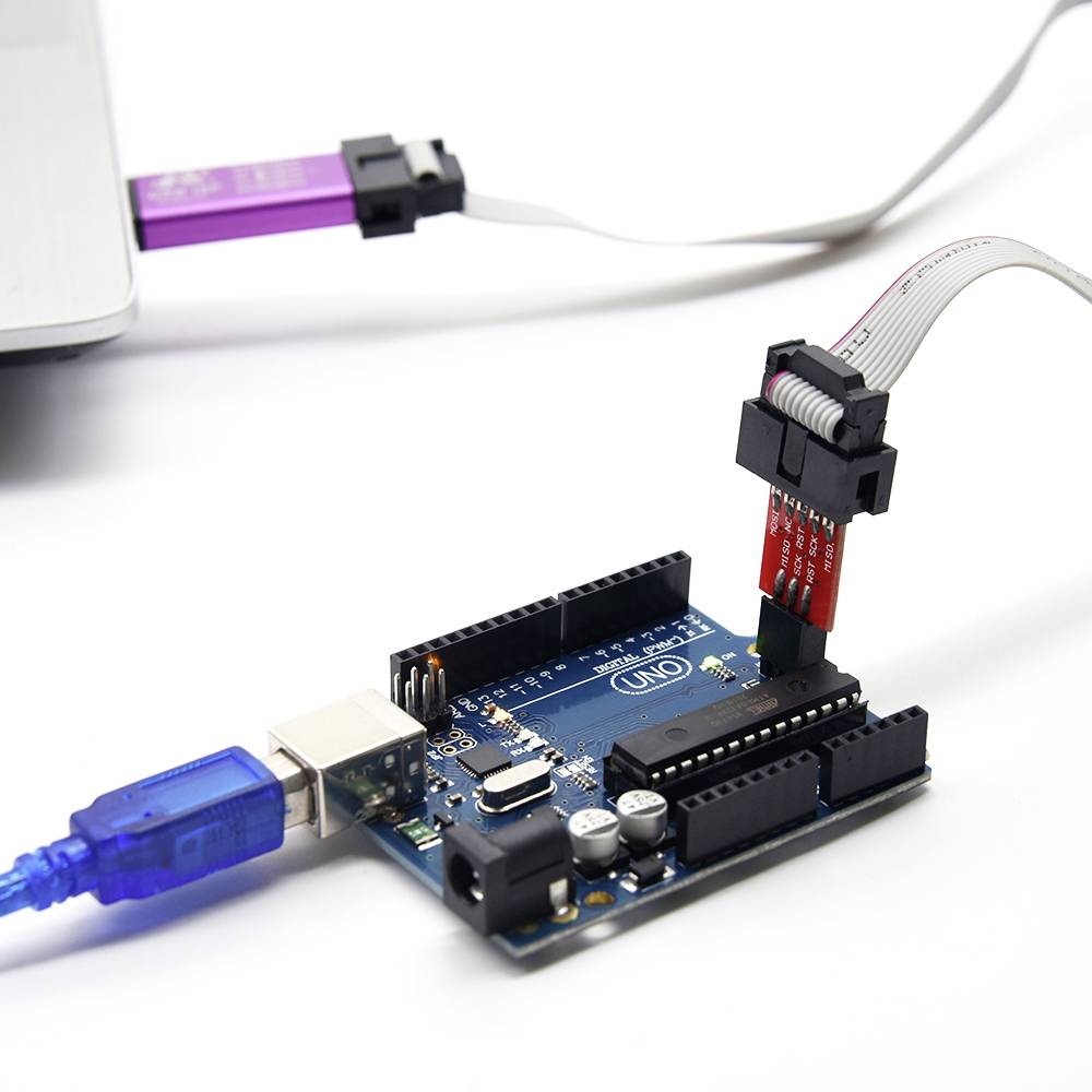 Arduino-UNO-Board, verbunden mit einem Kabel zu einem Steckbrett. Ein USB-Kabel verbindet das Board mit einem Laptop.
