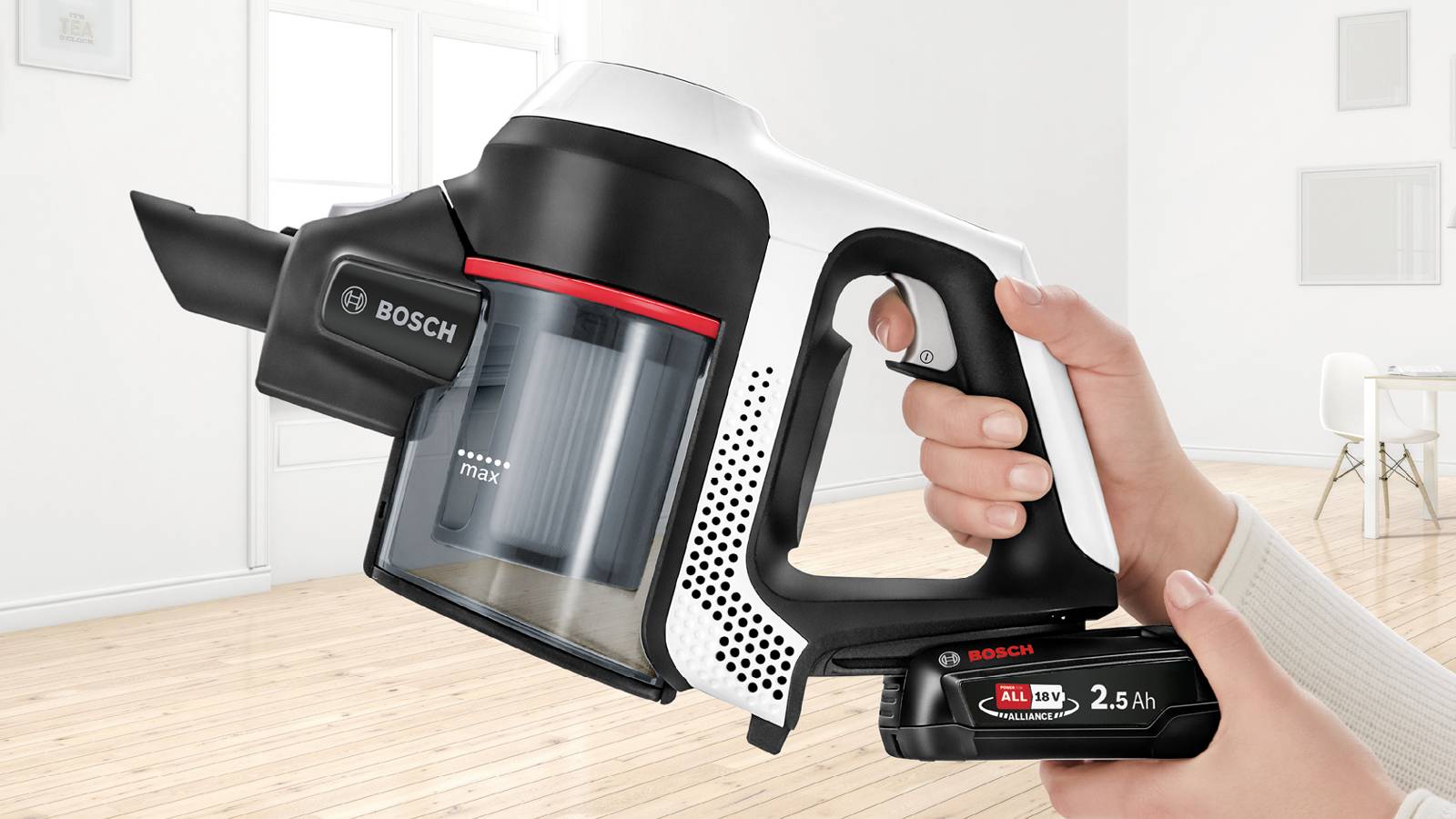 Drahtloser Handstaubsauger in einem Wohnzimmer, jemand hält ihn mit beiden Händen, zeigt Batteriewechsel-Funktion von Bosch.