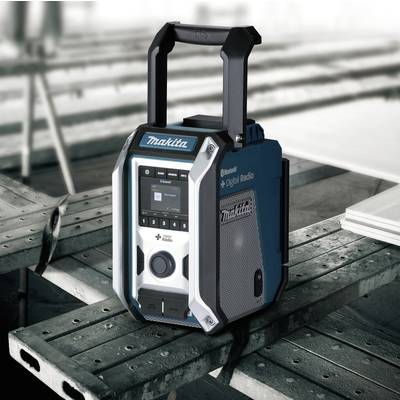 Ein tragbares, robustes Baustellenradio auf einem Metallgerüst, geeignet für den Einsatz im Freien, mit Bluetooth-Funktion.