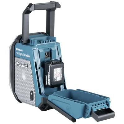 Ein digitales Baustellenradio mit Bluetooth und Akku-Fach von Makita, geöffnet, um den Akku einzusetzen.