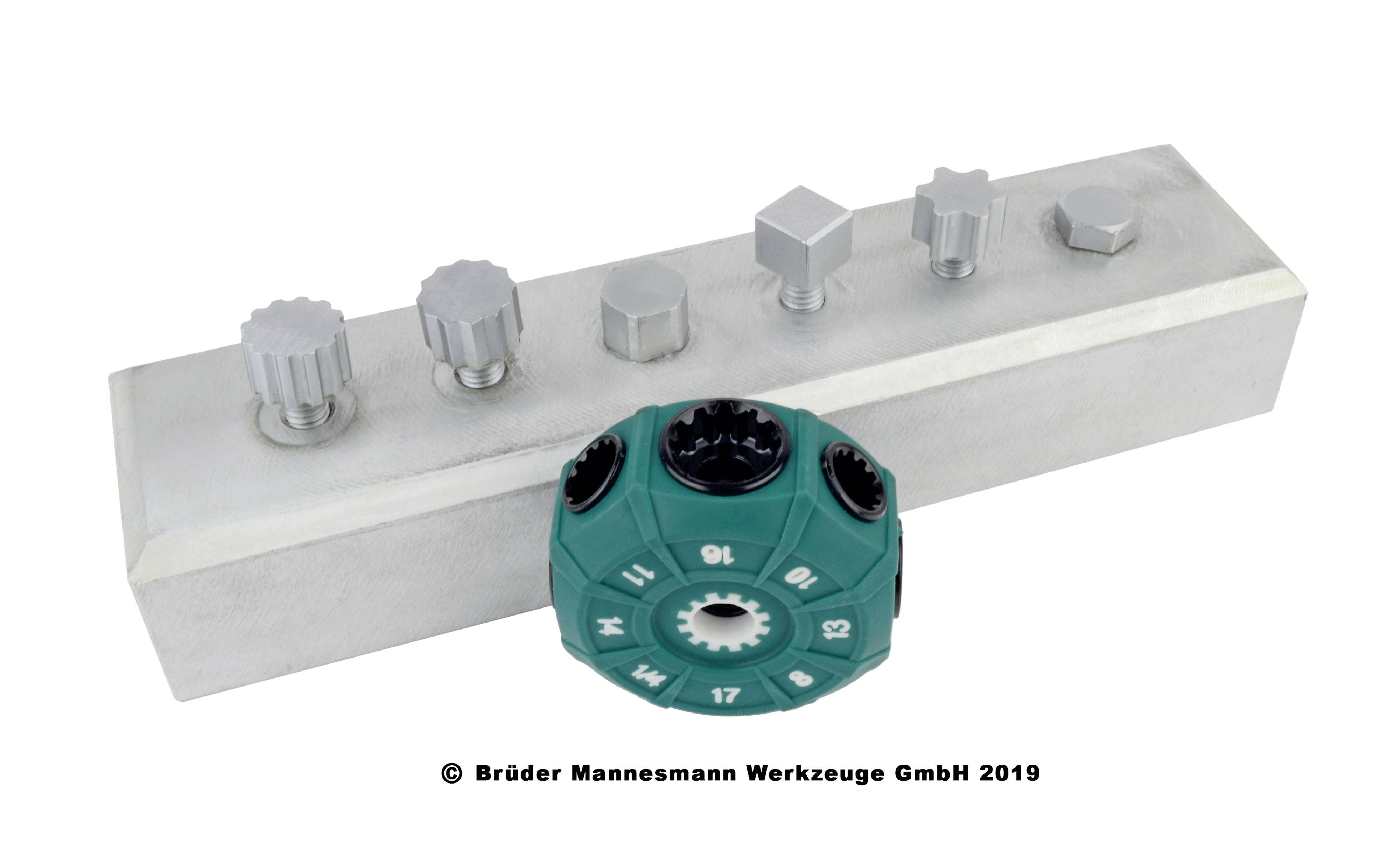 Ein grünes Werkzeug mit schwarzer Skala liegt vor einer silbernen Metalllehre mit verschiedenen Schraubenkopfprototypen.