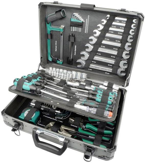 Ein offener Werkzeugkoffer mit verschiedenen Handwerkzeugen wie Schraubenschlüsseln, Zangen, Schraubendrehern und Ratschen.