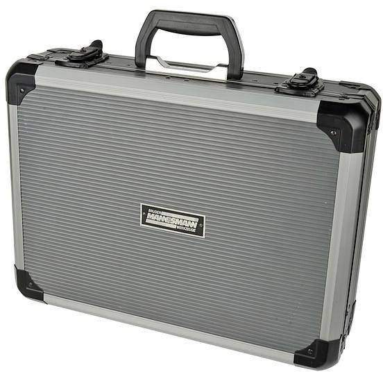 Ein silberner, robuster Werkzeugkoffer mit schwarzem Griff, verstärkten Ecken und zwei Metallverschlüssen, steht aufrecht.