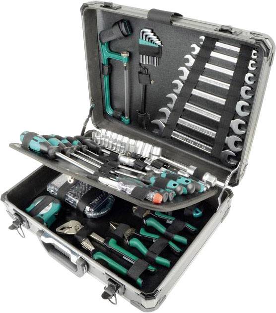 'Metallkoffer mit sortierten Werkzeugen, darunter Schraubenschlüssel, Schraubendreher, Zangen und Bits, in einem Schaumstoff-Inlay.'