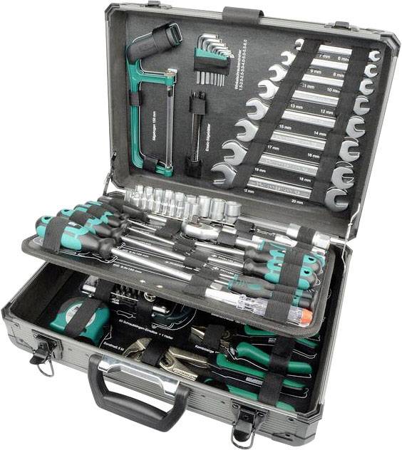 Offener Werkzeugkoffer mit verschiedenen Handwerkzeugen, darunter Schraubenschlüssel, Steckschlüssel und Schraubendreher, gut organisiert.