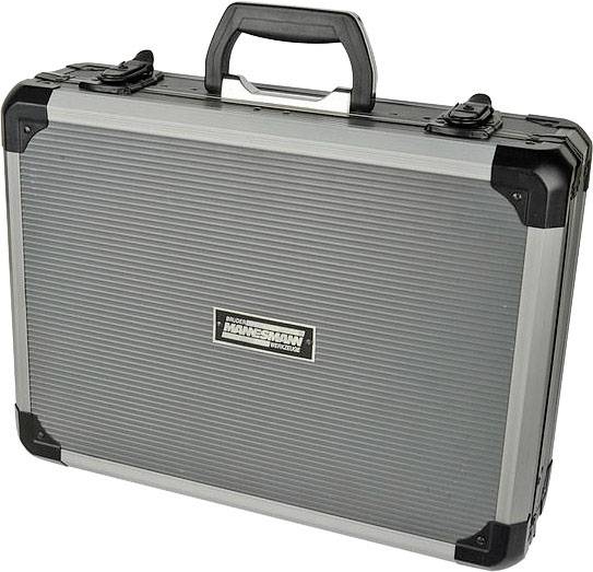 Ein silberfarbener Aluminiumkoffer mit schwarzem Griff und verstärkten Ecken. Aufschrift auf dem Koffer: 'Brüder Mannesmann'.