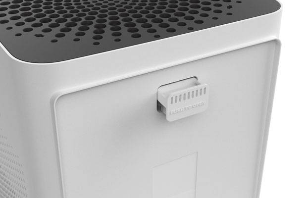 Ein Luftreiniger mit rechteckiger Form und schwarzem, perforiertem Oberteil. Auf der Seite befindet sich eine Kontrollanzeige.