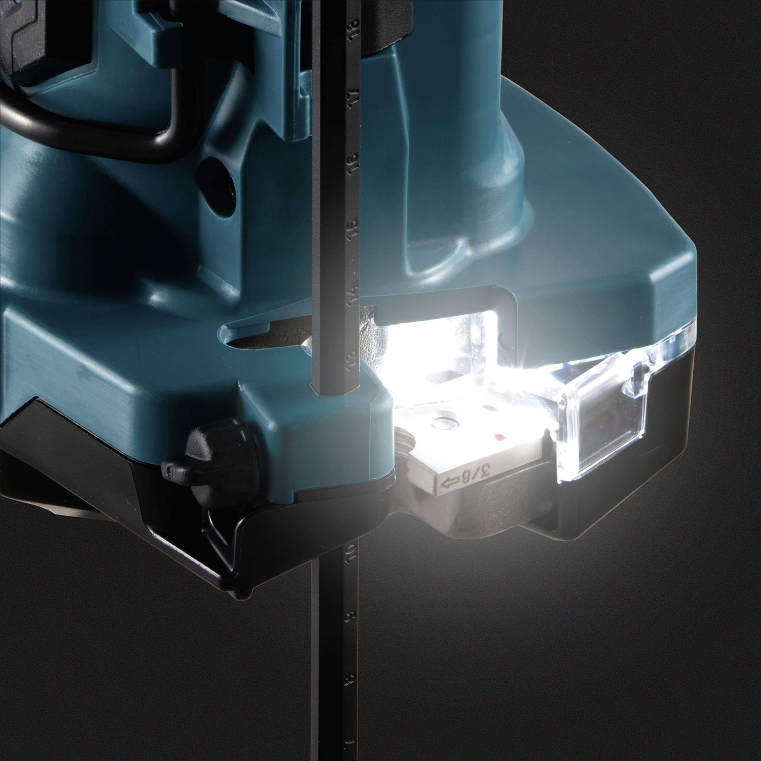 Elektrisches Werkzeug mit LED-Beleuchtung, beleuchtet einen Bereich zum präzisen Arbeiten.