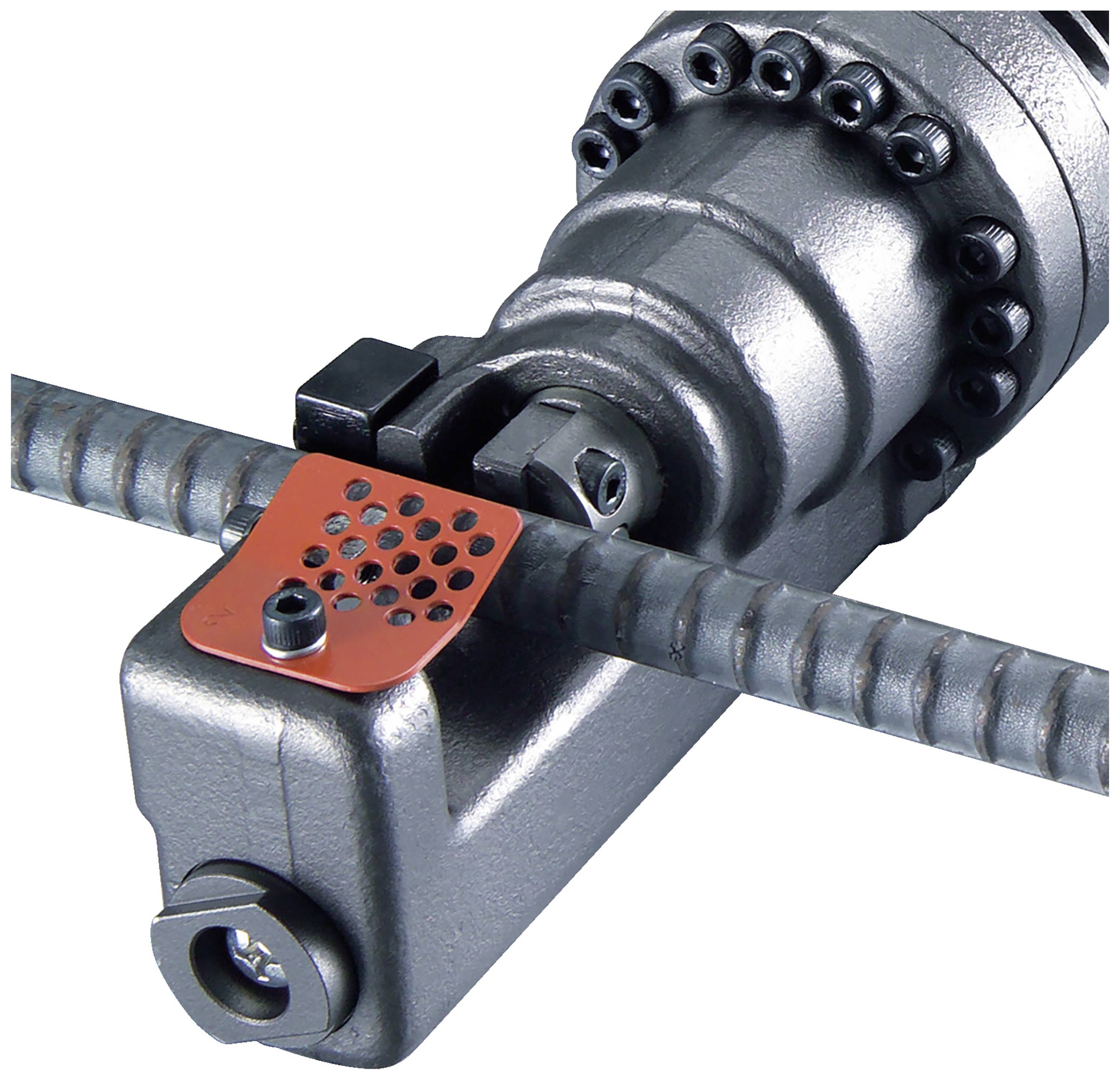 Ein hydraulisches Schneidwerkzeug schneidet eine Stahlstange. Das Gerät hat einen roten Einsatz und ist für präzises Arbeiten ausgelegt.