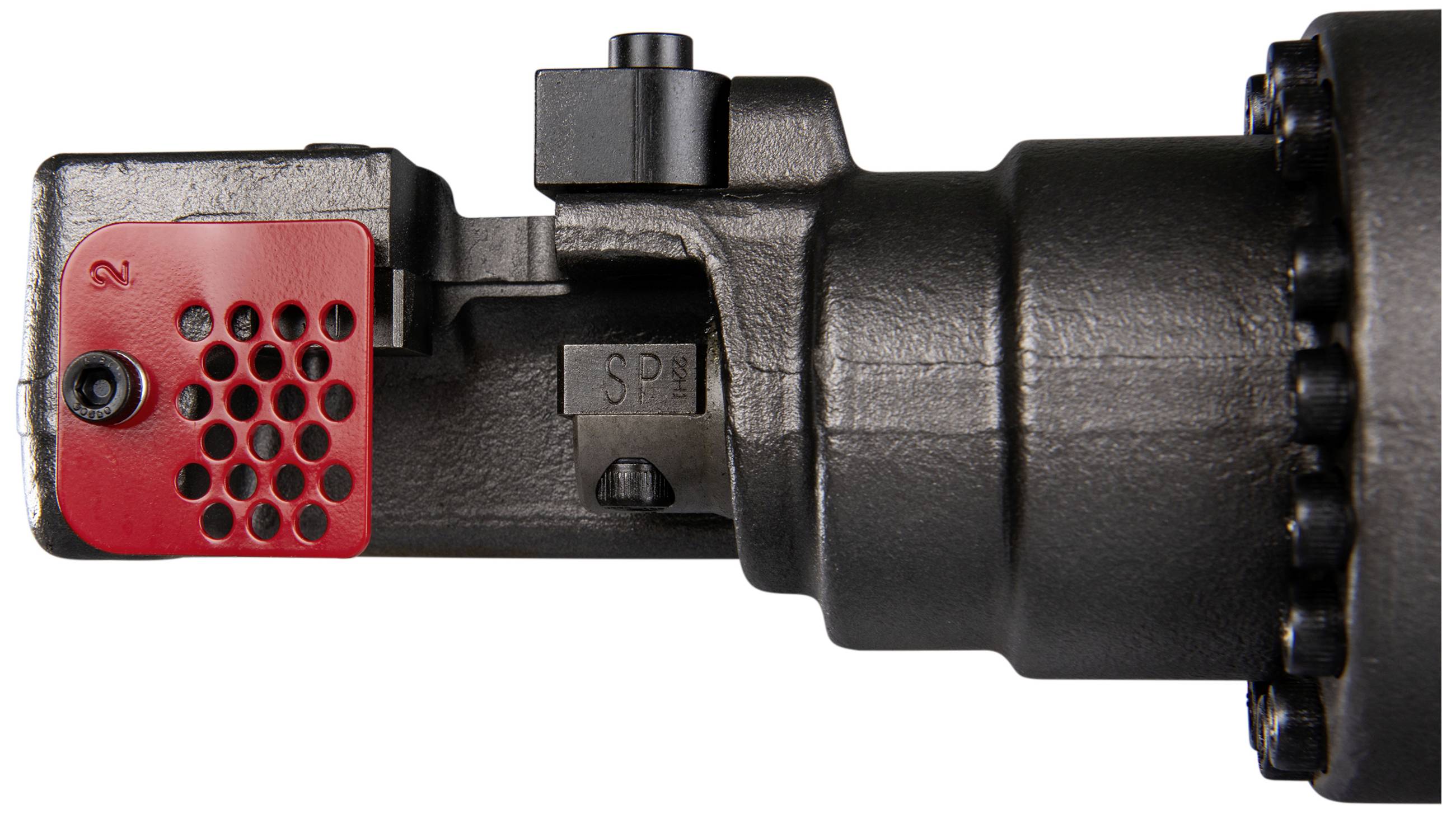 Industriegerät aus Metall mit rotem Gitterelement links. Zweck und Funktion unklar. Verwendet in Maschinenbau oder Technik.