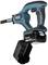 Kabellose 18V Makita Säge mit blau-schwarzem Gehäuse und Akkupack. Geeignet für den Baustelleneinsatz und präzises Schneiden.