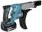 Ein blau-schwarzes, akkubetriebenes Schraubgerät von Makita, Modell 18V, mit einem ergonomischen Griff und Magazin für Schrauben.