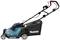 Rasenmäher in seitlicher Ansicht mit schwarzem und blauem Gehäuse, Fangkorb und verstellbarem Griff, auf weißem Hintergrund.