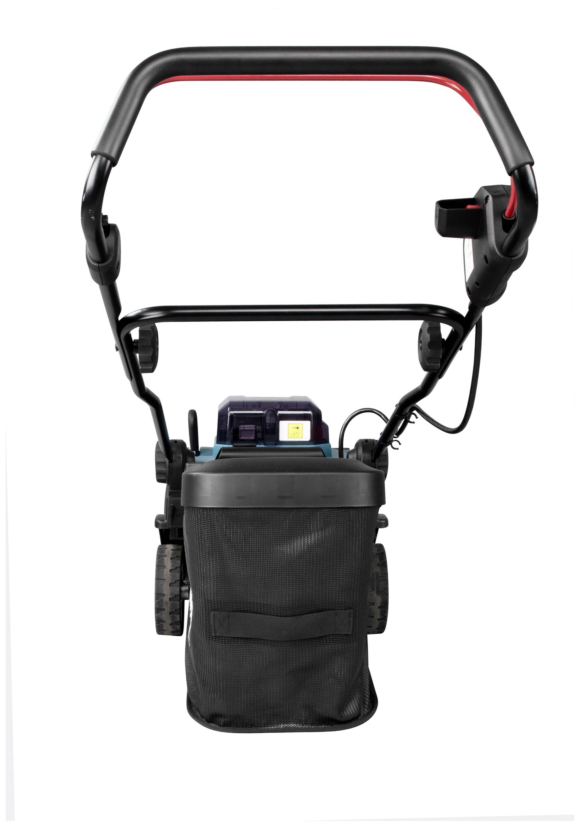 Ein elektrischer Rasenmäher von hinten, mit einem schwarzen Fangkorb und einem blau-schwarzen Gehäuse.