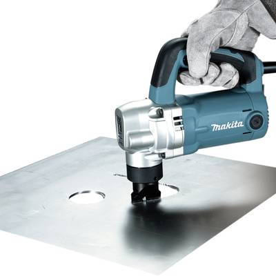 Eine Person mit Handschuhen benutzt eine Makita-Metallschneidmaschine, um präzise Löcher in ein großes Metallblech zu schneiden.