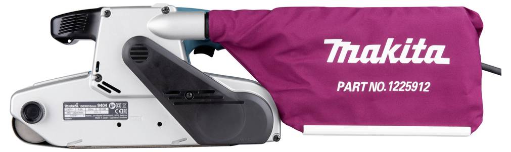 Ein Bandschleifer mit Netzbetrieb und einem weinroten Staubbeutel, auf dem "Makita PART NO. 1225912" beschriftet ist, in Seitenansicht.