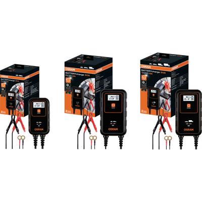 Drei schwarze Batterieladegeräte von OSRAM mit digitalen Anzeigen und roten Klemmen, die vor Kartons stehen, sind abgebildet.