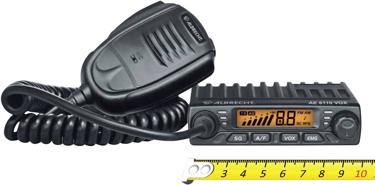 Funkgerät mit Handmikrofon und Skala zur Größenanzeige, zeigt Kanäle auf digitalem Display.