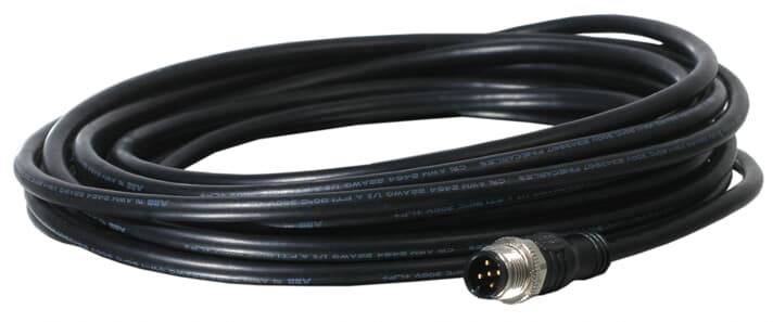 Schwarzes Kabel mit Steckverbinder, mehrfach gewickelt, auf weißem Hintergrund. Eignet sich zur Datenübertragung oder Energieversorgung.