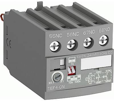 Elektronisches Zeitrelais mit vier Zifferblättern und Regler zur Zeitsteuerung, geeignet für verschiedene Spannungseinstellungen.