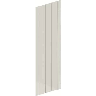 Vertikale hellgraue Wandverkleidung aus Holz mit schmalen, gleichmäßigen Rillen, die ein modernes und minimalistisches Design zeigt.