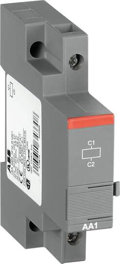 Grau-schwarzes elektrisches Modul mit Etikett und Schaltplan. Markiert mit 'AA1', 'C1', 'C2'. Rechteckige Form, zwei Schraubenlöcher.
