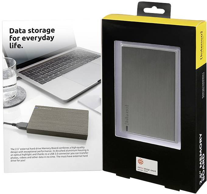 Externe Festplatte mit USB-Anschluss auf Verpackung vor Laptop auf Schreibtisch dargestellt, Text 'Data storage for everyday life'.