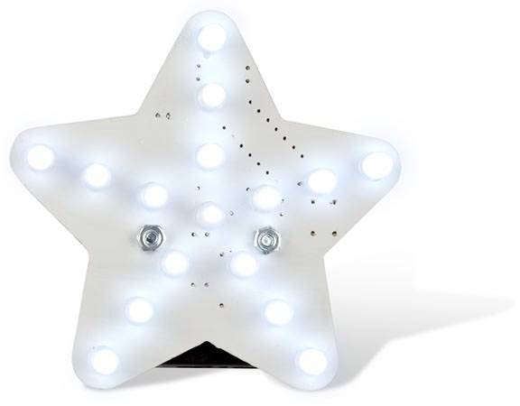 Ein leuchtender, sternförmiger Lampenschirm mit mehreren sichtbaren Glühbirnen auf einer weißen Oberfläche.