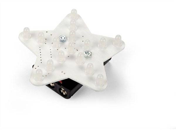 LED-Sternbastelset mit 19 LEDs in Sternform auf einer Kunststoffplatte. Darunter ist ein Batteriefach befestigt. Geeignet für Elektronikprojekte.