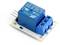 'Einpoliges Relaismodul mit blauer Kunststoffummantelung, drei Anschlüssen und vier Pins, montiert auf einer weißen Platine.'