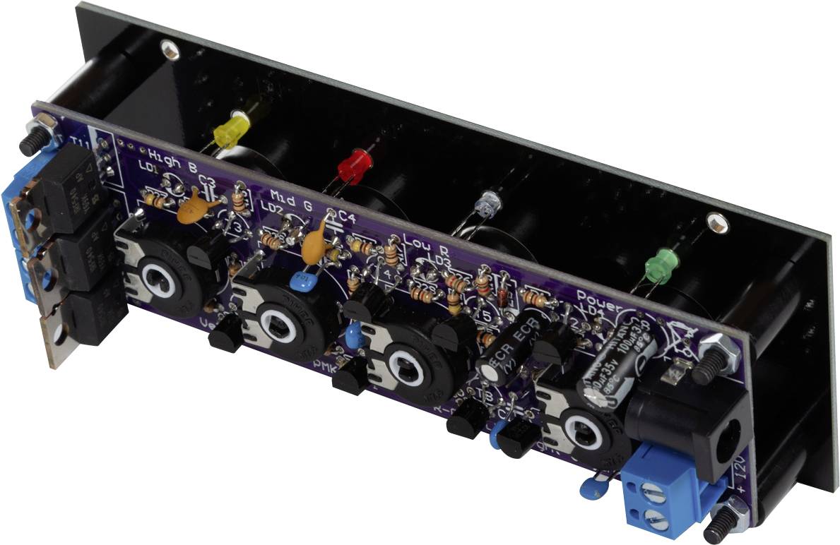 Ein elektronisches Schaltbrett mit mehreren Anschlüssen, Steckplätzen und bunten LED-Leuchten.