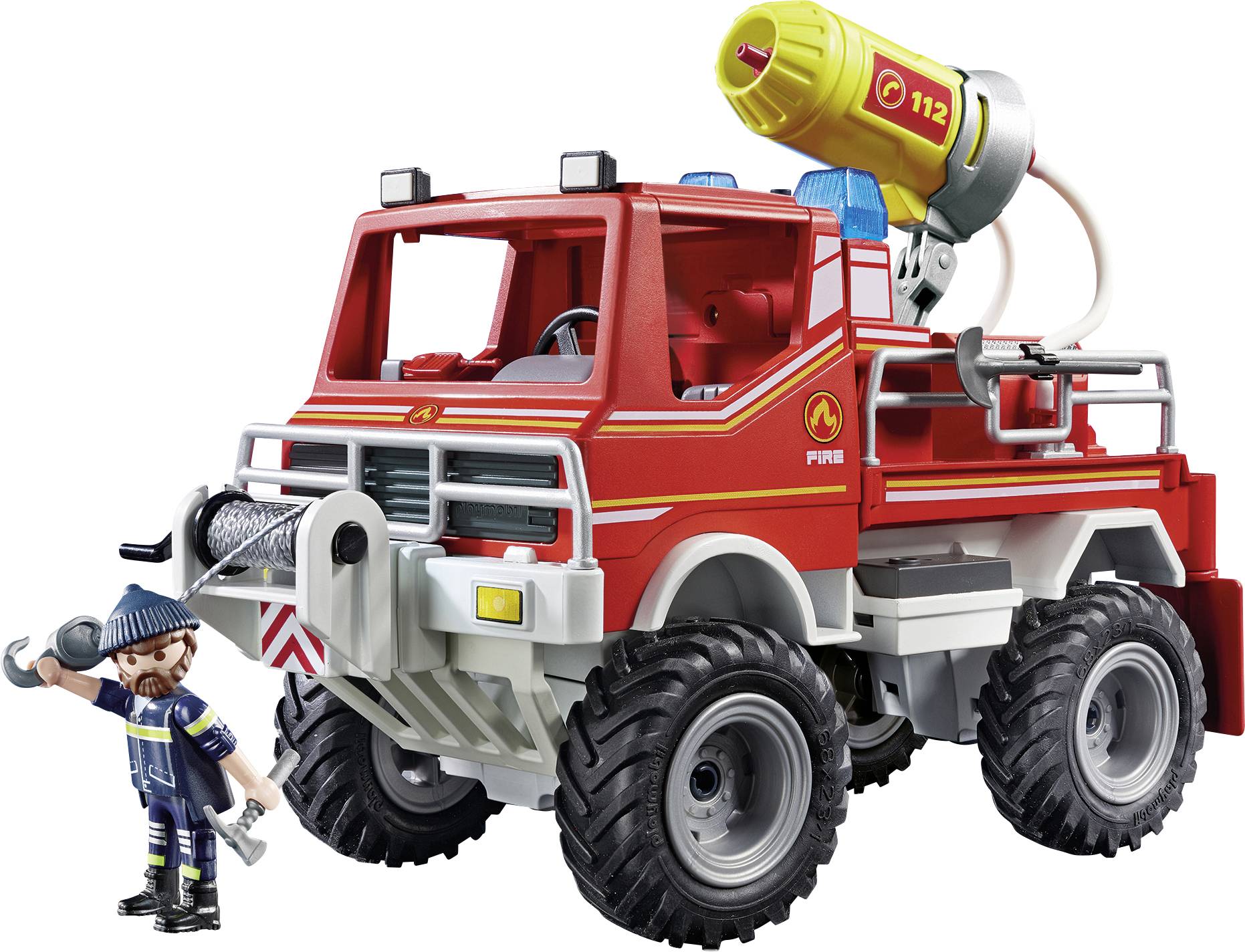 Ein rotes, großes Feuerwehrauto-Spielzeug mit vier Rädern und gelber Wasserkanone. Daneben steht eine Figur in Feuerwehruniform.