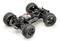 Ein ferngesteuertes Auto-Chassis mit großen Offroad-Reifen und sichtbarem Motor, Federung und Antriebskomponenten.