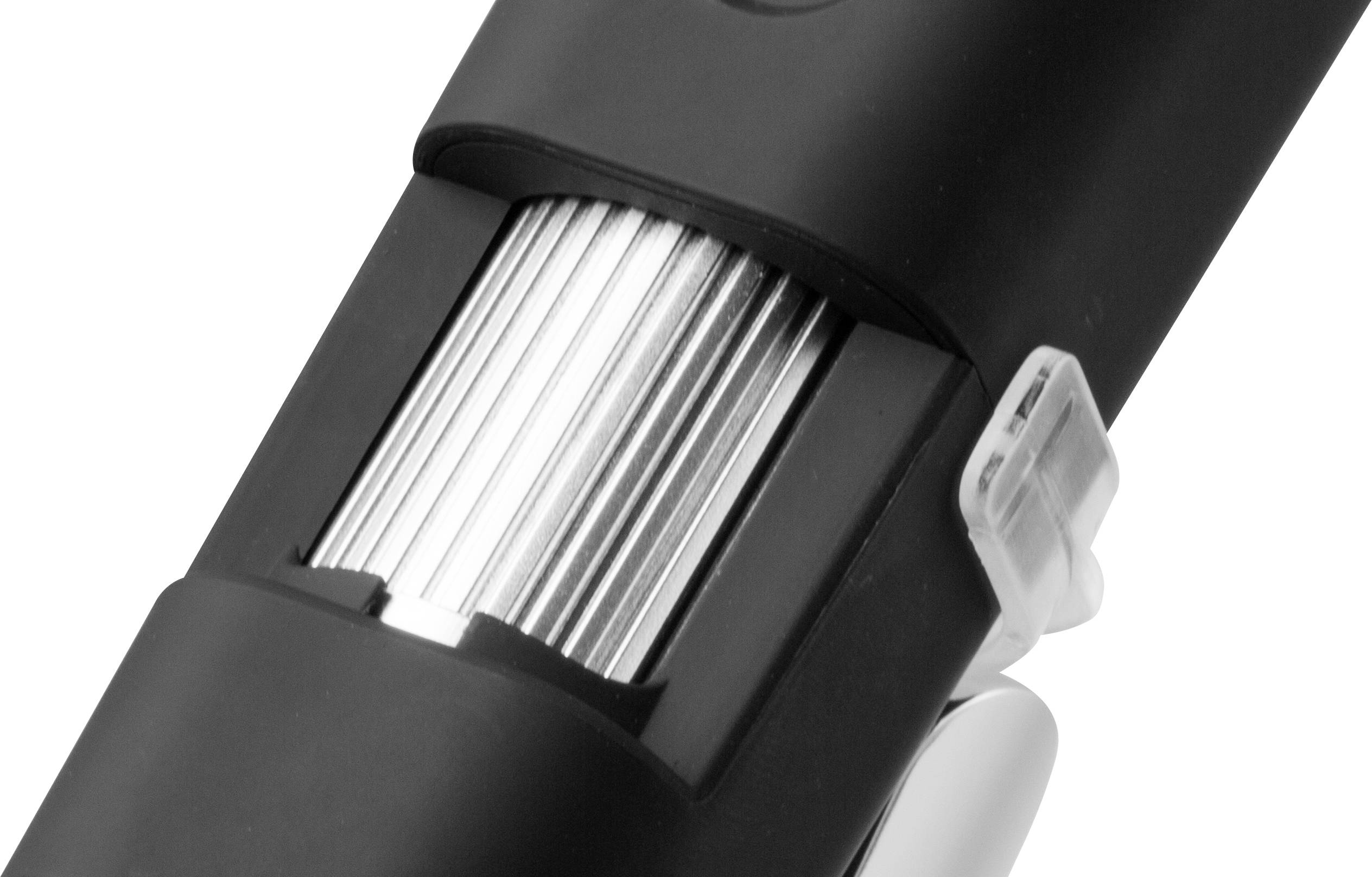 Elektrischer Rasierer in Schwarz, mit silbernen Klingen und weißem Schalter, Nahaufnahme, Fokus auf Funktionsdetails.