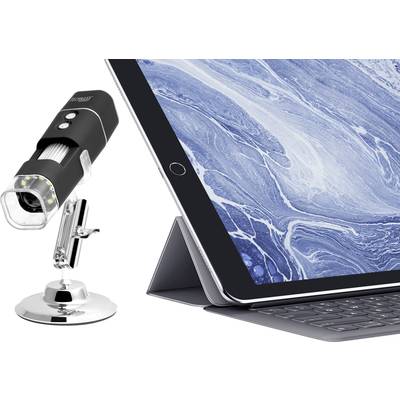 Ein digitales Mikroskop neben einem Tablet mit Tastatur, das eine Nahaufnahme eines blauen, marmorierten Musters anzeigt.
