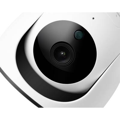 Nahaufnahme einer modernen, weißen Überwachungskamera mit schwarzem Objektiv und Sensor, die schräg nach unten ausgerichtet ist.