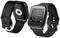 Zwei schwarze Smartwatches mit quadratischen Displays. Eine zeigt die Rückseite mit Sensor, die andere die Vorderseite mit Ziffernblatt.