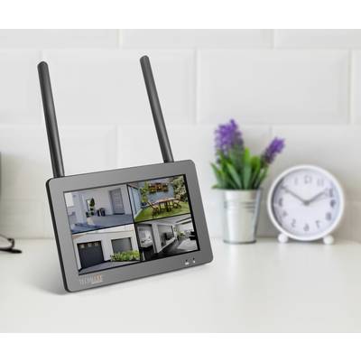 Ein Bildschirm mit zwei Antennen zeigt Überwachungskamera-Feeds, darunter ein Garten, eine Garage und ein Raum. Im Hintergrund ist eine Uhr.